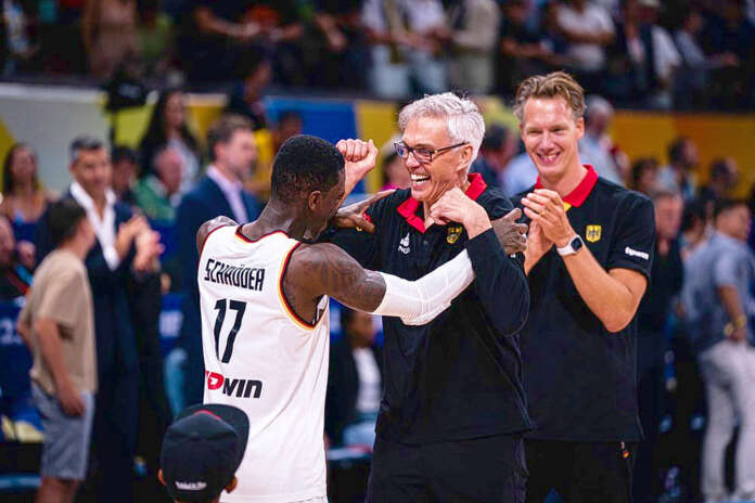 Valmentaja Gordon Herbert juhlii koripallon maailmanmestaruutta yhdessä MM-kisojen arvokkaimmaksi pelaajaksi valitun Dennis Schröderin kanssa.
