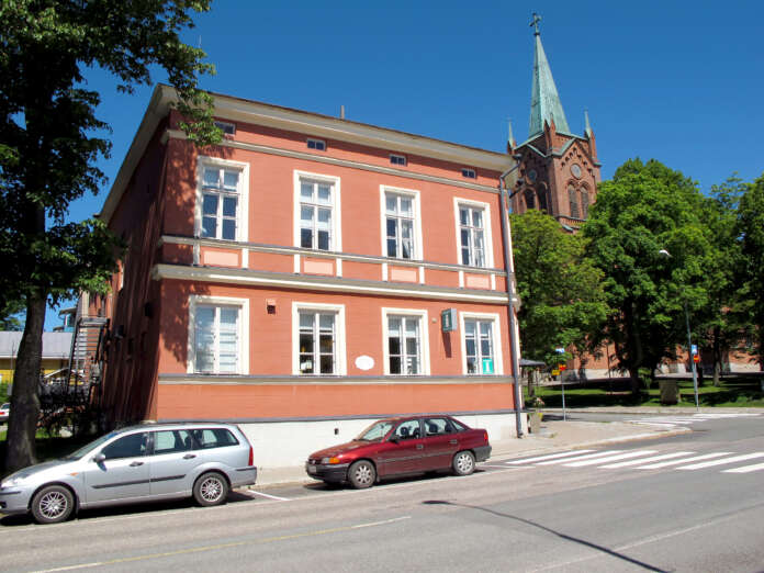Kaupunki suunnittelee myyvänsä vanhan raatihuoneen kiinteistön eli nykyisen Passarin ja matkailutoimiston käytössä olevat tilat. Passarin toimintoja ehdotetaan siirrettäväksi kirjastoon ja Mörneen.
