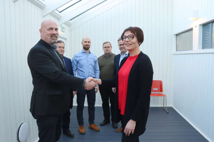 Ely-keskuksen liikenne ja infrastruktuuri -vastuualueen johtaja Tuovi Päiviö vieraili Kauppakamarin Uudenkaupungin osaston kokouksessa. Hänet vastaanottivat puheenjohtaja Rami Tähtinen, hallituksen jäsenet Lasse Vainio, Antero Karhu ja Petri Kaskinen sekä VSP:ltä toimitusjohtaja Simo Rosendahl.
