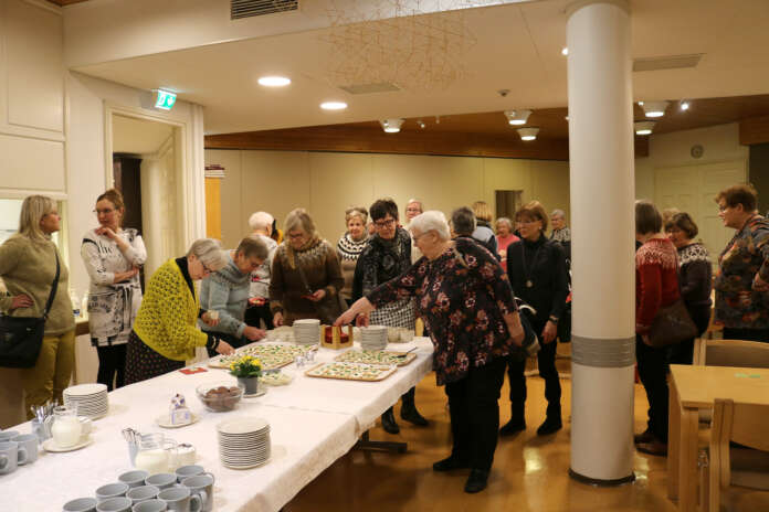 Seurakuntakeskuksessa järjestetyssä Uudenkaupungin Marttojen vuoden ensimmäisessä Martta-illassa teemana oli tee. Teen kera nautittiin luonnollisestii Marttojen ohjeella valmistettuja skonsseja.