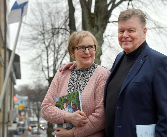 Merja ja Kari Koski ovat olleet yhdessä 20 vuotta, joten Merjan oli helppo kirjoittaa Karin muistelmia.