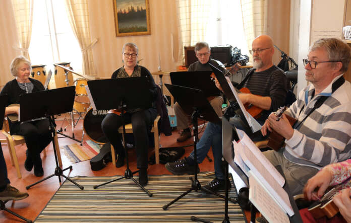 Musiikkiopiston ukulele ryhmä-treenasi Raatihuoneen salissa tiistai-iltana. Tapio Nurmi kuvassa toinen oikealta.