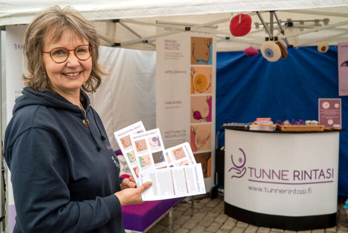 Tunne rintasi -yhdistyksen toiminnanjohtaja Johanna Artola on mukana Uudenkaupungin seniorimessuilla.