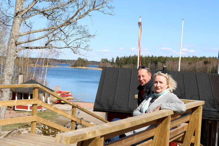 Kari Aalto ja Mirkka Ali-Laurila toivovat Tervetuloa Pyhämaahan -päivän herättävän mahdollisimman monen huomaamaan miten rikasta elämä Pyhämaassa voi olla. Taustalla näkyy kirkonkylän Telakanrannan uimaranta ja uusi yleinen sauna.