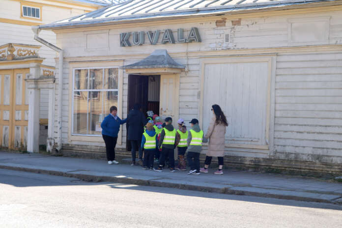 Lions Club Merettarien puheenjohtaja Leena Heikkilä tervehti kaikkia elokuviin kutsuttuja lapsia elokuvateatteri Kuvalan etuovella.