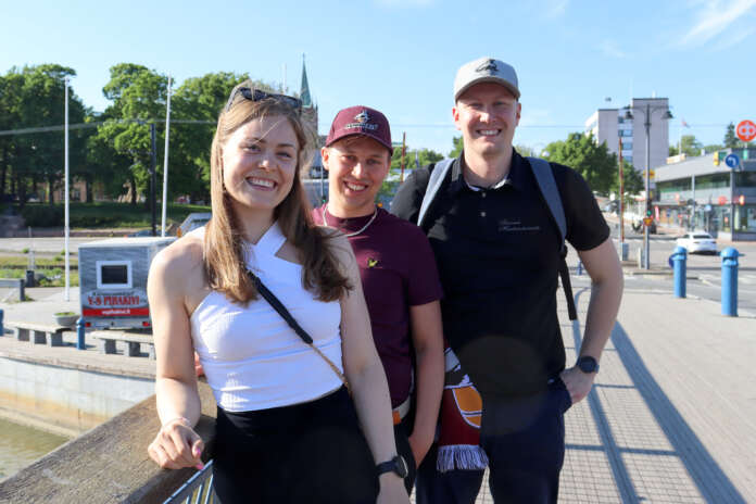 Jutta Lukkala, Kalle Laato ja Otto Runola toteuttavat Vakka-Suomen Nuorkauppakamarin projektina Korihaiden kausikorttikampanjaa.