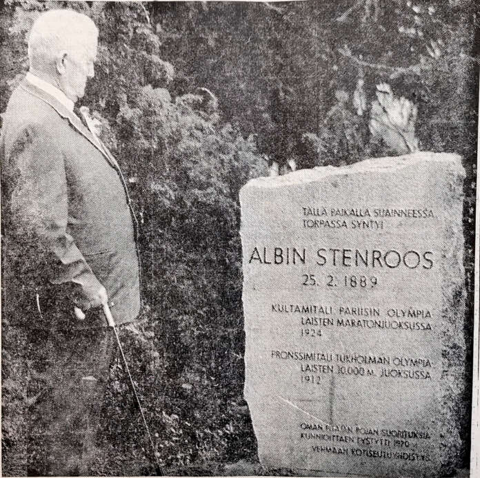 Albin Stenroos tarkastelemassa hänelle Vehmaan Kotiseutuyhdistyksen toimesta pystytettyä muistokiveä. Uudenkaupungin Sanomat 18.8.1970.
