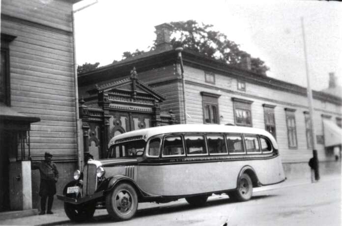Väinö Tuokilan uusi vuosimallin 1935 Chevrolet Alisellakadulla. Tämäkin Uudenkaupungin museon kuva on vuosikirjan kuvituksena.