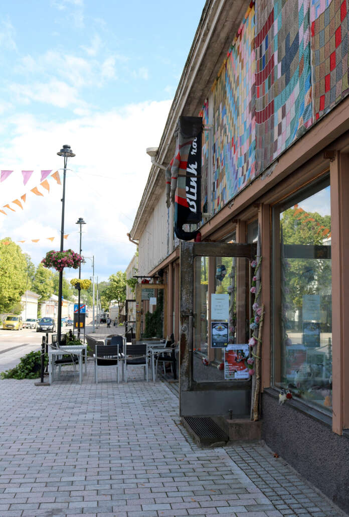 Esko-Holvin liikekiinteistössä majaa pitää käsityönäyttely Tupsula, ravintola ja taidegalleria ja -lainaamo Horisontti. Vanhoissa tiilisissä piharakennuksissa ei ole toimintaa.