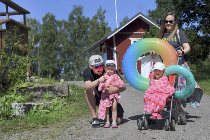Jani ja Anne Niemi muuttivat Santtioon 4,5 vuotta sitten. Lapsille, Oonalle ja Kiiralle, kylä on mukava ja turvallinen kasvuympäristö.