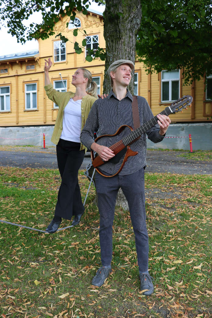 Nella Toivanen ja Jere Rostedt pyörittävät Sakunkulmalla uutta kerhoa, jossa nuoret ja ikäihmiset kohtaavat.