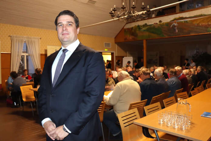 OP-ryhmän ekonomisti Tomi Kortela kertoi Kalannin olevan hänelle tuttu paikka. - Meillä on Eurassa mökki ja montakin kertaa käynyt täällä.