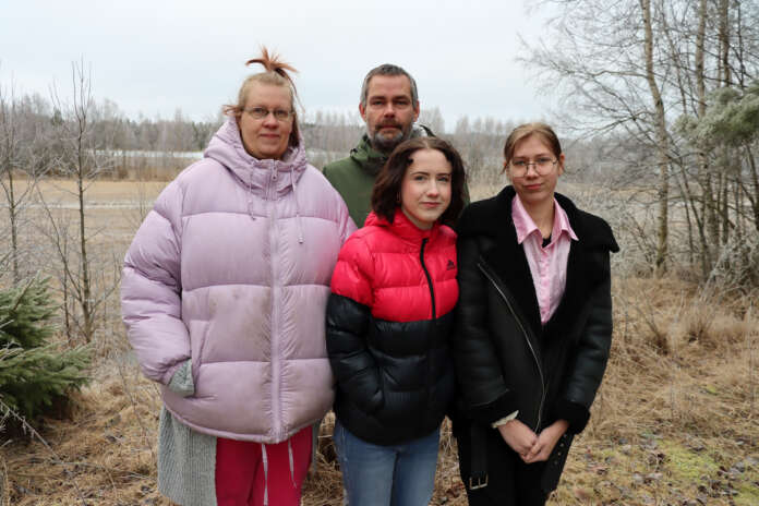 Helmikuinen aamupäivä harmaa, mutta varsinkin kesällä Piia ja Jari Luotosen sekä Säde Leppäsen ja Aada Heinosen takana näkyvä merimaisema on kaunis.