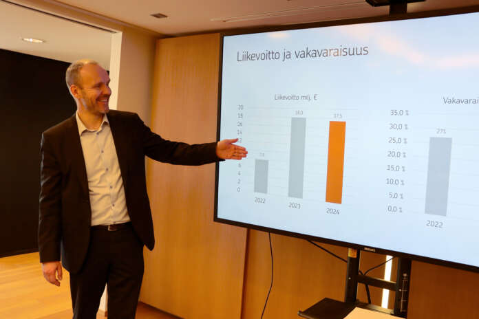 OP Lounaisrannikon toimitusjohtaja Sami Peura esittelee pankin hyviä lukemia. Liikevoitto on toista vuotta putkeen korkealla tasolla.