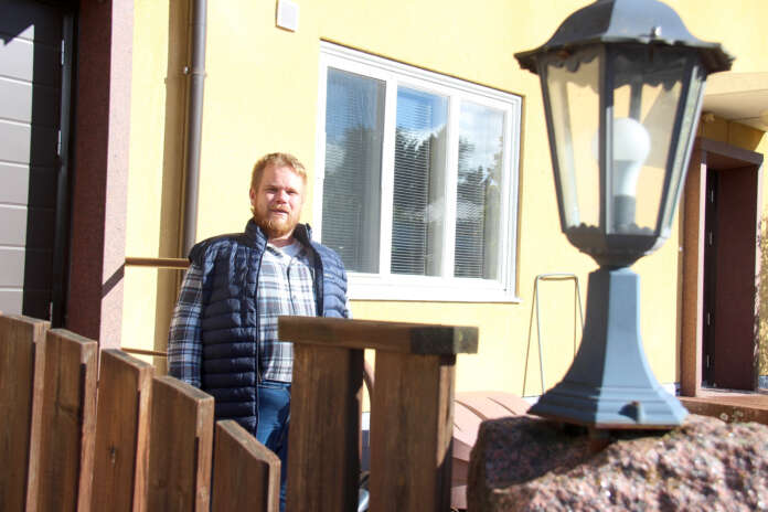 Maatalouslomittaja Antti Juhalan tukikohtana toimii Vehmaan lomituspalvelut, mutta työnsä hän tekee lomittajapalveluita käyttävillä tiloilla. Pääasiassa Juhala kertoo työskentelevänsä lypsy- ja lihakarjatiloilla mutta olleensa töissä myös sikatiloilla.